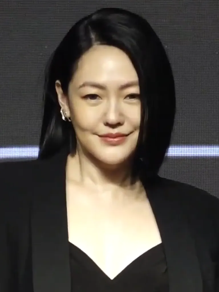 Portrait of Dee Hsu