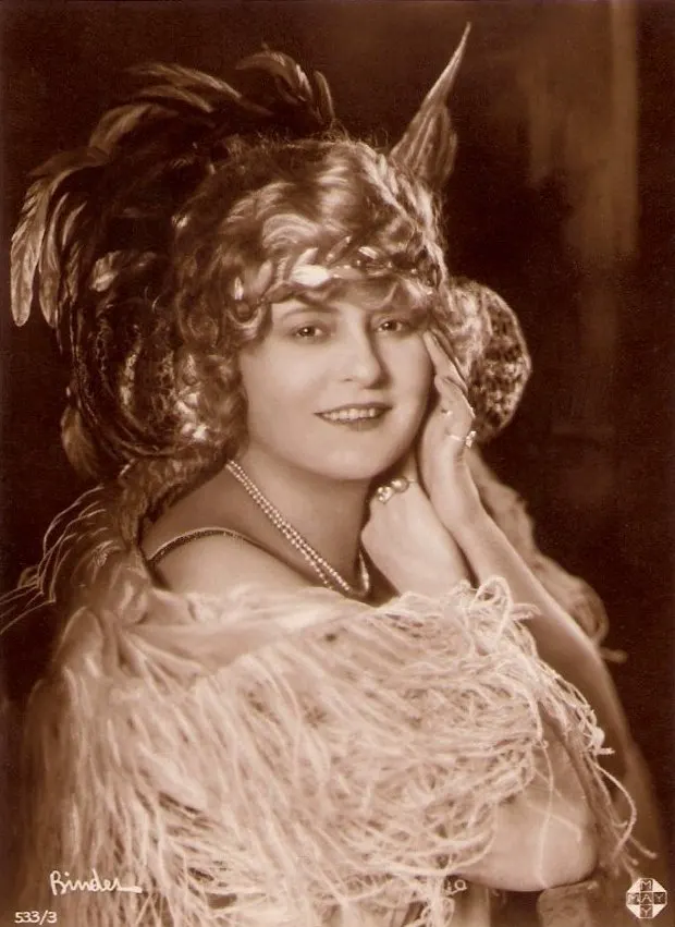 Portret van Mia May